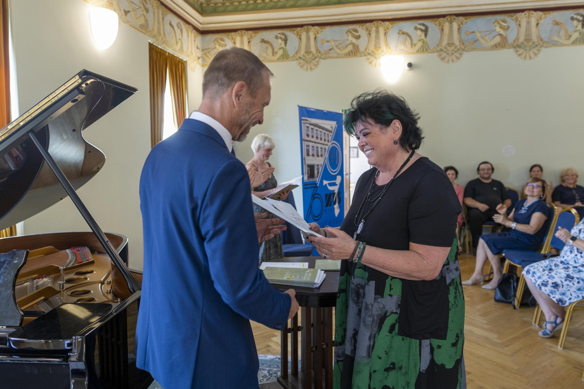 Pan místostarosta předává imatrikulační listinu